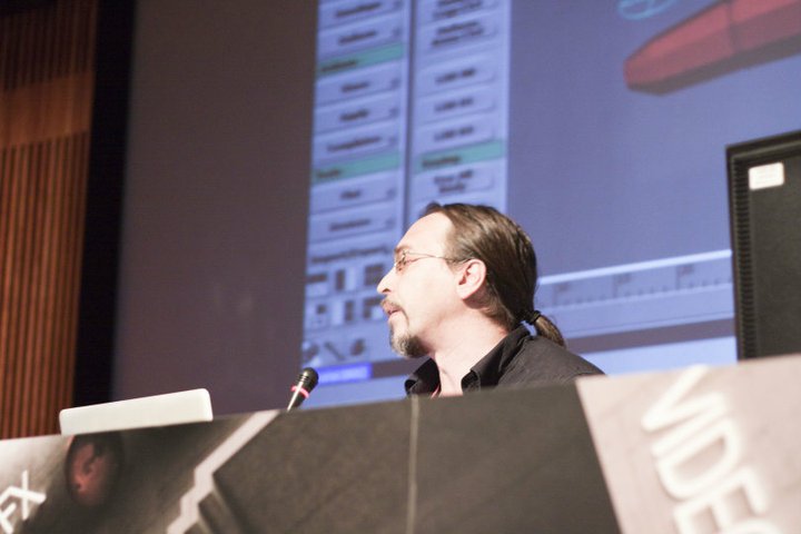 Javier Vega, durante la charla en Mundos Digitales 2010
